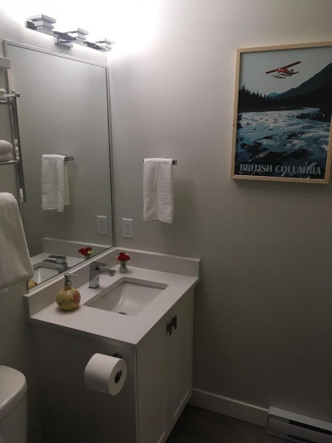 Mollys Cottage-The Suite On Vancouver Island Near Yyj Airport And The Wa And Bc Ferries North Saanich Exterior photo