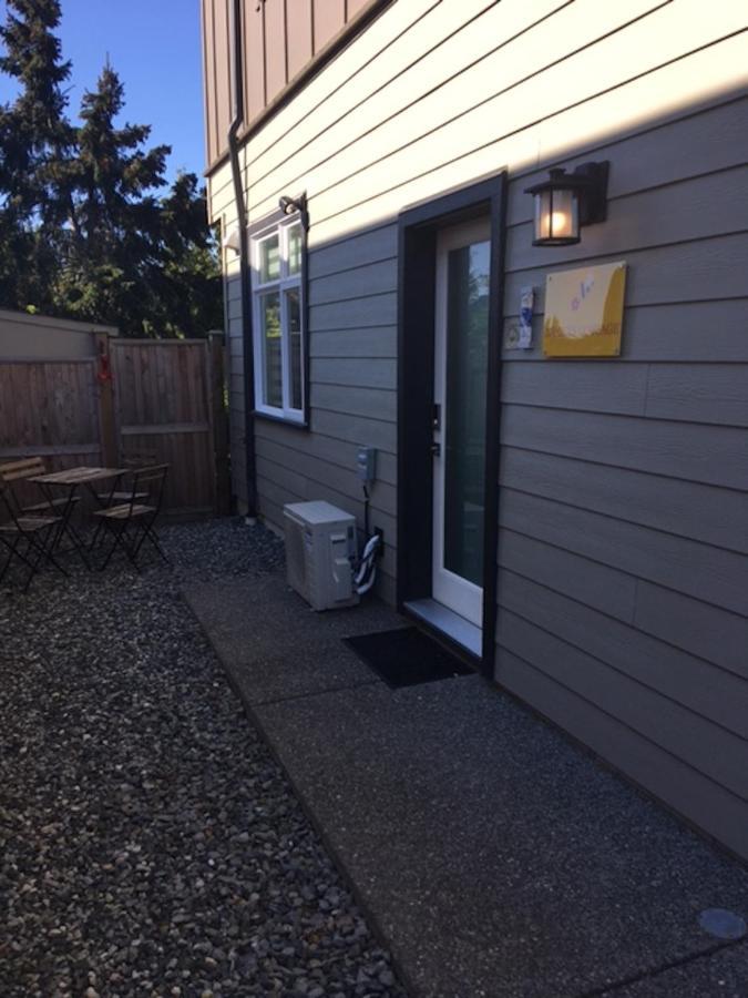 Mollys Cottage-The Suite On Vancouver Island Near Yyj Airport And The Wa And Bc Ferries North Saanich Exterior photo